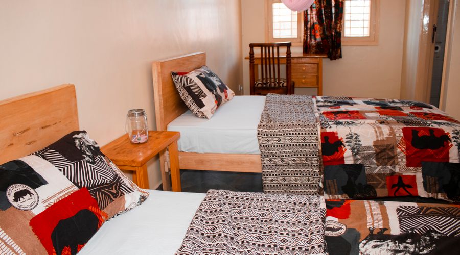 Chambre d’auberge avec deux lits