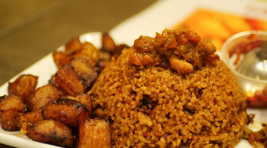 Assiette de riz et plantains
