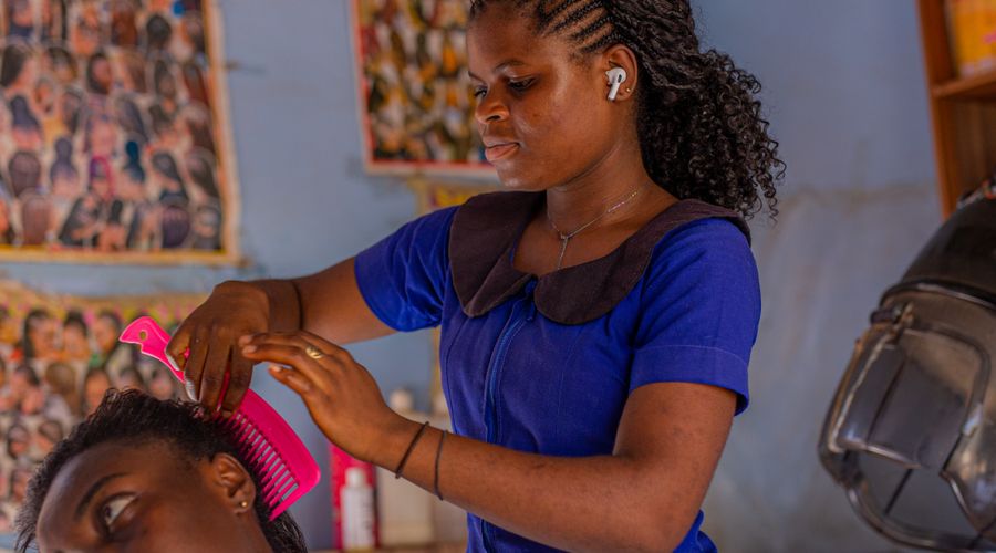 Coiffeuse au travail dans son salon